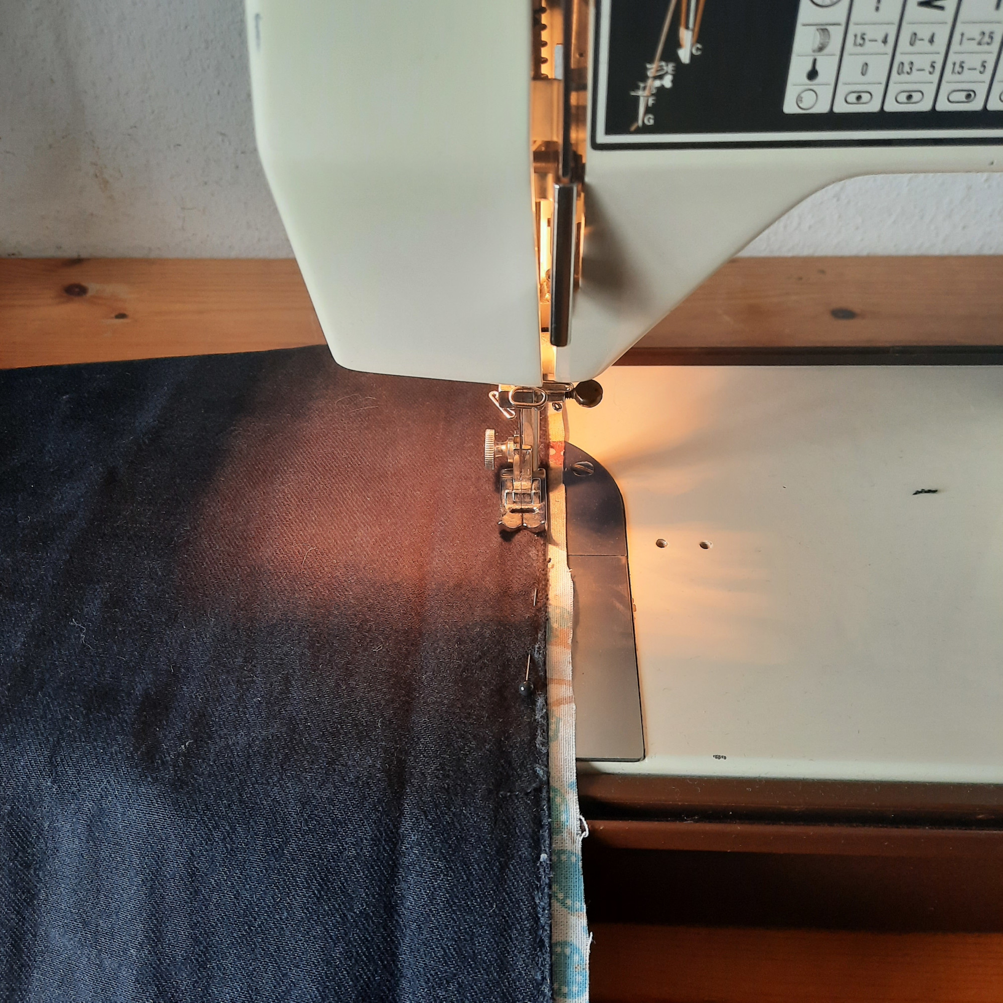 Bild der Stoffe in der Nähmaschine