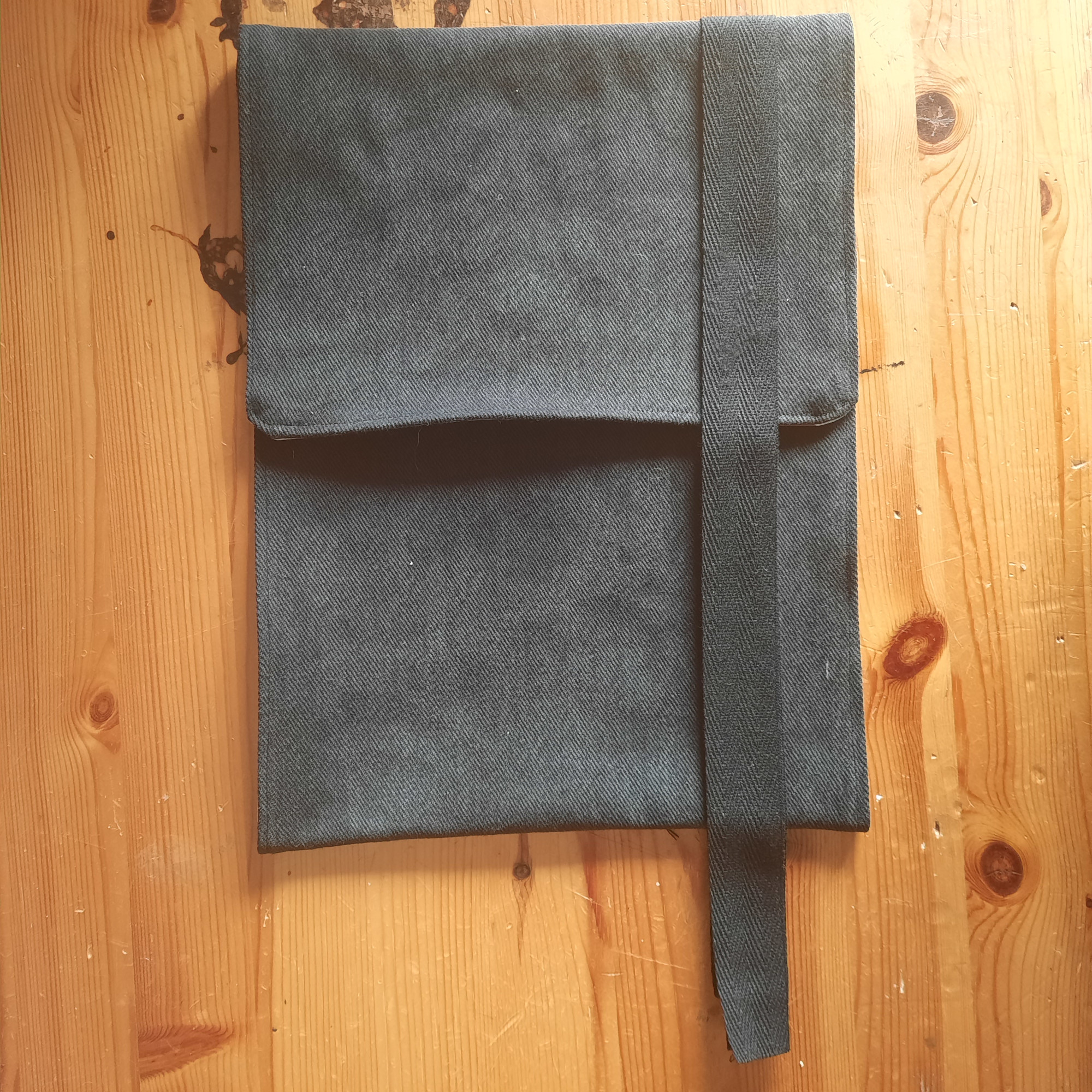 Bild eines abgemessenen und um die Tasche gelegten Bandes